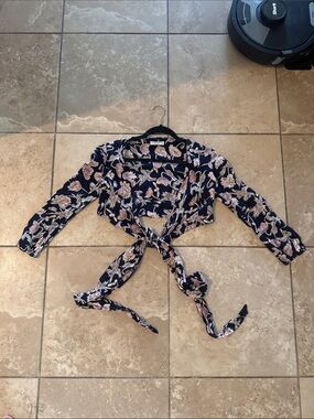 Flynn Skye - Floral Tie-Front Crop Top - Navy/Pink XS
